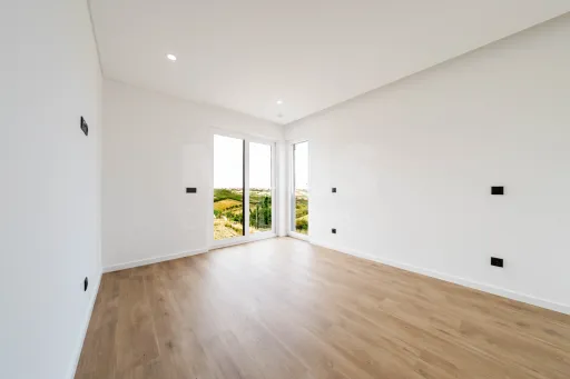 Moradia V3  moderna com piscina, vista de campo e excelente localização  Matas – Lourinhã