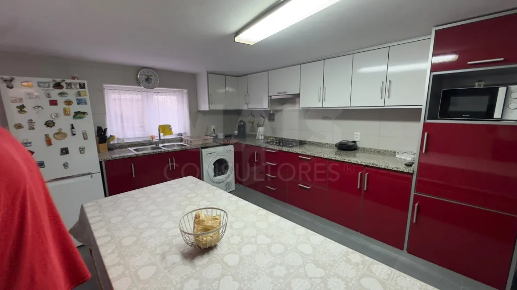 Apartamento T2 com Garagem e Logradouro em Atouguia da Baleia