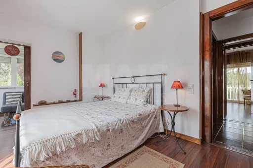 Moradia Contemporânea com terreno 700m2 em Soltroia – Próxima da Praia
