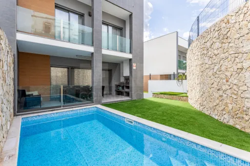Luxury 4 bedroom villa with pool in Charneca de Caparica