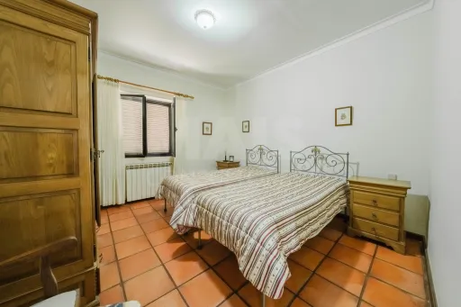 Propriedade única, a apenas 2 km de Alcobaça, com mais de 30.000 m² de terreno