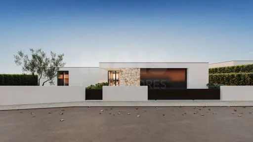 Single-Story 3-Bedroom + 1 House with Master Suite, Garden, Pool, and Garage for 2 Cars | ALCOBAÇA | OFF-MARKET