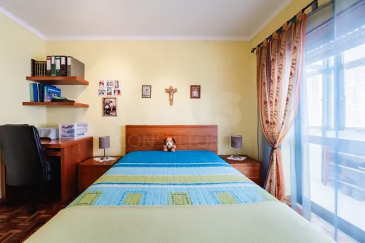 Apartamento T3 na Encosta do Sol — Espaço, Conforto e Excelente Exposição Solar