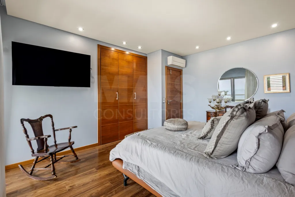 Moradia T4 com Vista Mar, Jacuzzi Panorâmico e Energia Solar | Lourinhã