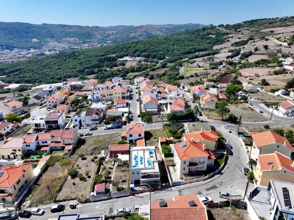 4 Bedroom Villa w/ Suite, Garden, Pool & Parking!