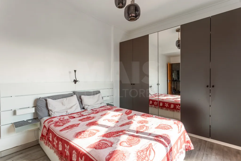 2-Bedroom Apartment with Excellent Potential | Sacavém | 5th Floor with Elevator