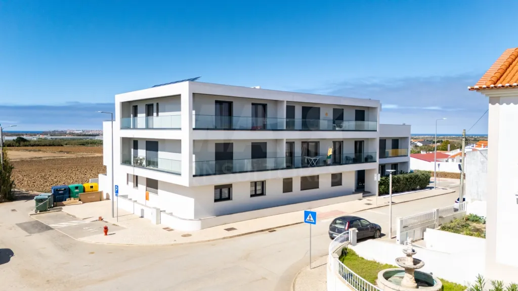 Apartamento T3 semi-novo vista mar com garagem