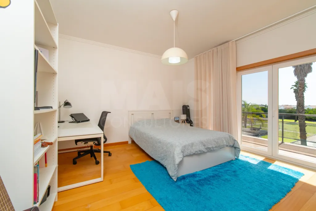 Moradia T3 totalmente remodelada no Condomínio Villas de Samorena em Samora Correia
