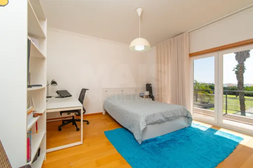 Moradia T3 totalmente remodelada no Condomínio Villas de Samorena em Samora Correia