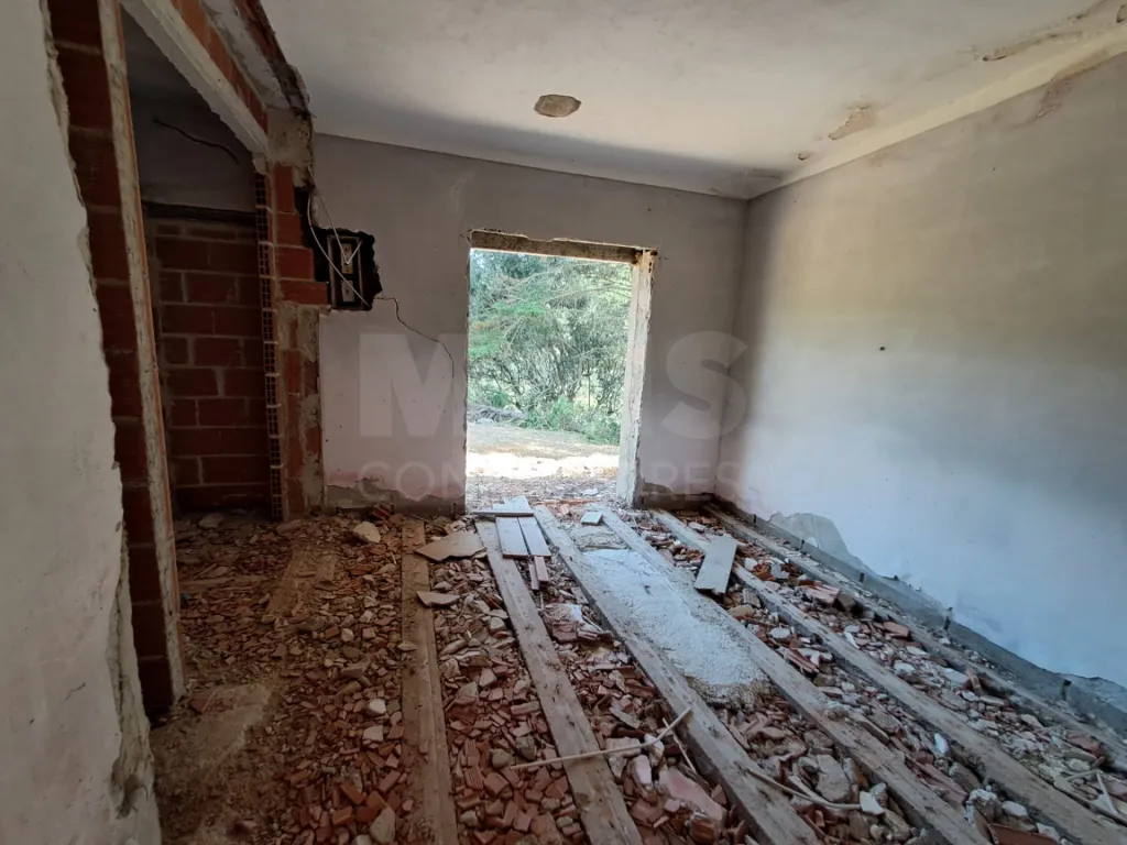Moradia em construção em Salir de Matos