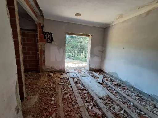 Moradia em construção em Salir de Matos