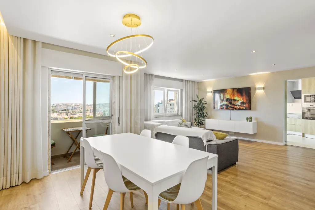 Último Piso | T2 Totalmente Remodelado | 2 Varandas | Vista Desafogada