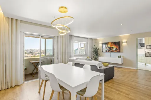 Último Piso | T2 Totalmente Remodelado | 2 Varandas | Vista Desafogada