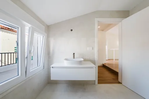 Moradia totalmente remodelada no coração de Peniche!