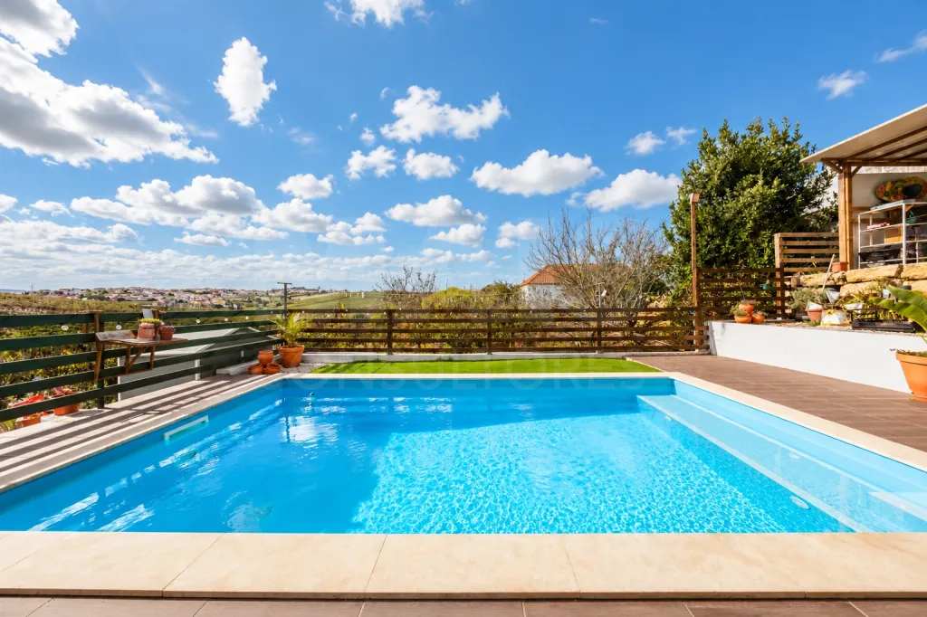 Moradia T2 com anexo T1, piscina e terreno de 1.000 m², em Torres Vedras