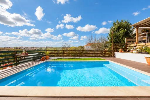Moradia T2 com anexo T1, piscina e terreno de 1.000 m², em Torres Vedras