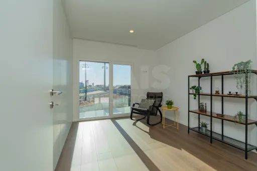 Moradia T3 contemporânea com piscina privada no Porto Alto