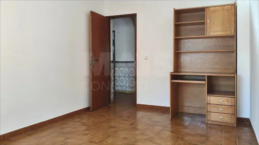 Apartamento T2 com Marquise e Despensa | 1º Andar | Perto das Praias