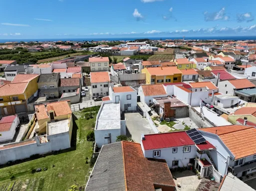 MORADIA T3 Remodelada, Mobilada c/ Suite Master, Terraço, Garagem, Vista Serra, Perto das Praias!
