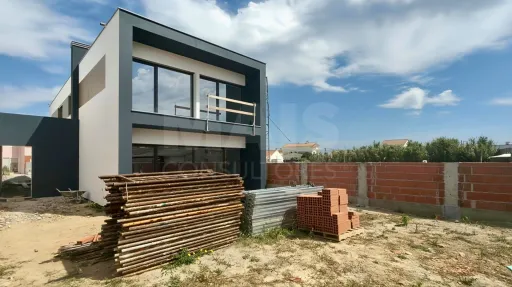 Moradia T4 c/ 1 Master Suite + 2 Suites, Jardim & Parqueamento !