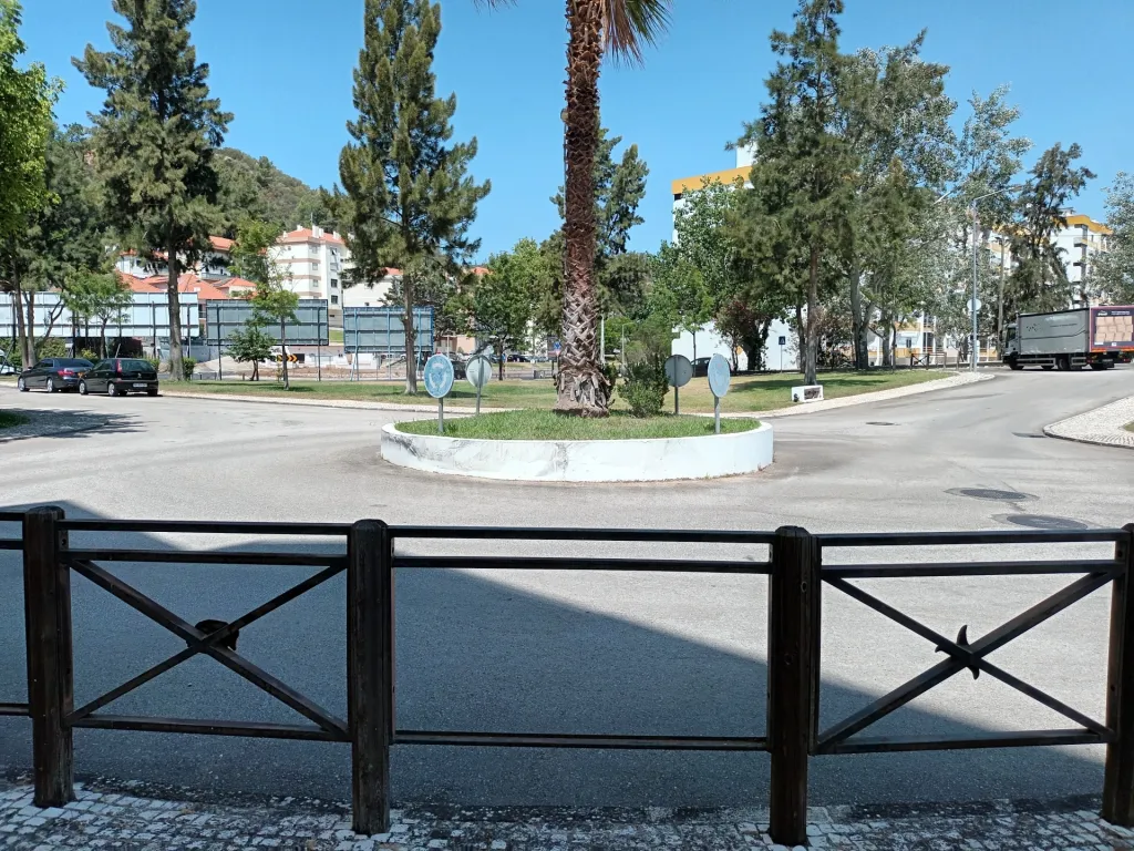 Apartamento T1+1(e loja) na Castanheira do Ribatejo.