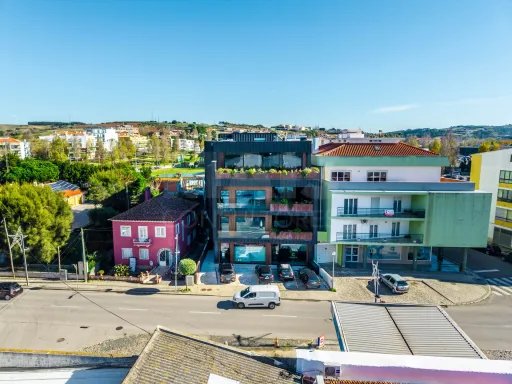 Apartamento T2 de LUXO com Piscina Privada no coração da Lourinhã