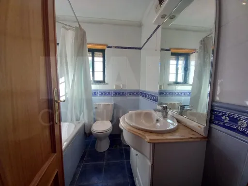 Moradia de 5 Assoalhadas em Ribamar C/ lote de 300m2 e Sótão amplo