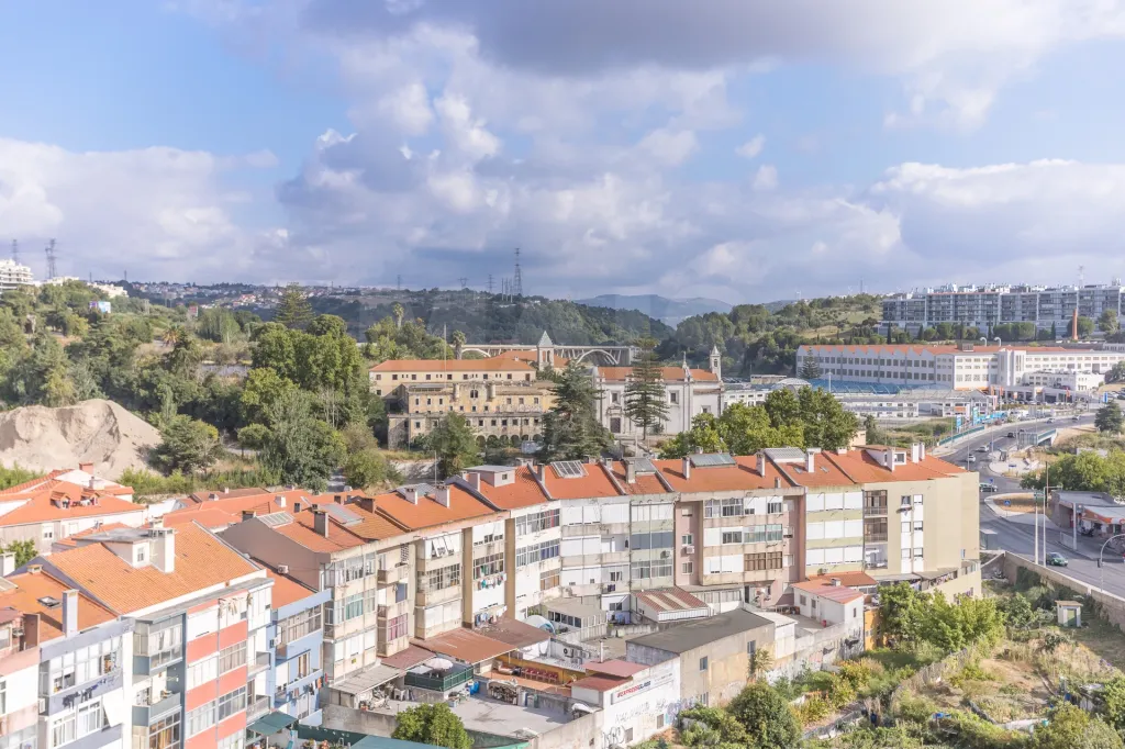 2-Bedroom Apartment with Excellent Potential | Sacavém | 5th Floor with Elevator