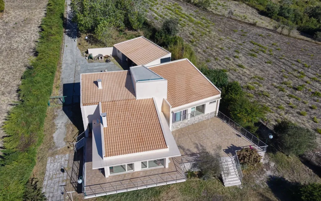 Small farm with 3-bedr. house 10 minutes from Arruda dos Vinhos