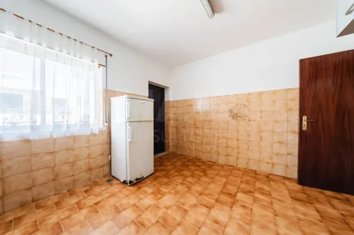 2-Bedroom Apartment with Private Backyards and Garage, 900 m from São Bernardino Beach