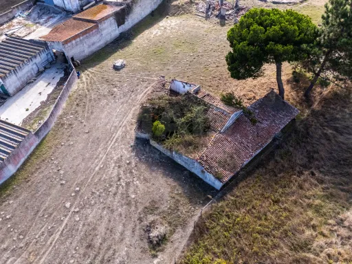 Terreno com ruína na Serra do Bouro