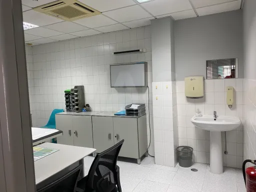 Espaço atualmente em uso com serviços clínicos e estéticos