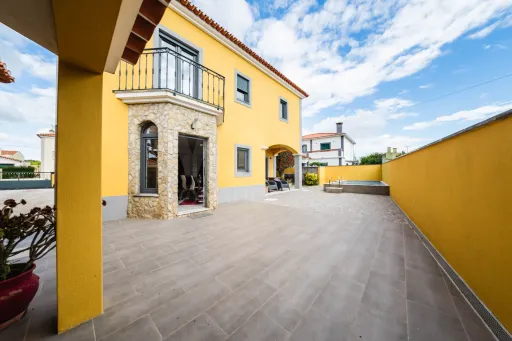 Moradia exclusiva com piscina aquecida, suite, garagem e jardim deslumbrante