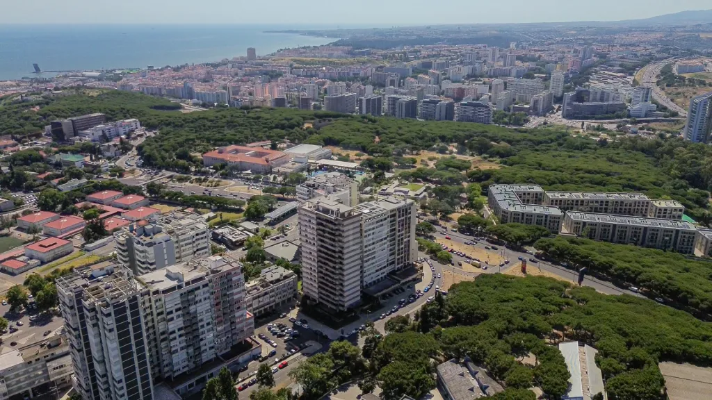 Oportunidade T4 Varandas, Estacionamento e Arrecadação no Restelo
