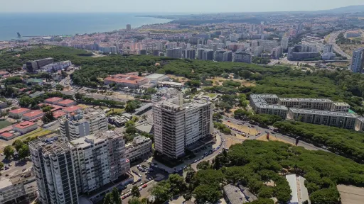 Oportunidade T4 Varandas, Estacionamento e Arrecadação no Restelo