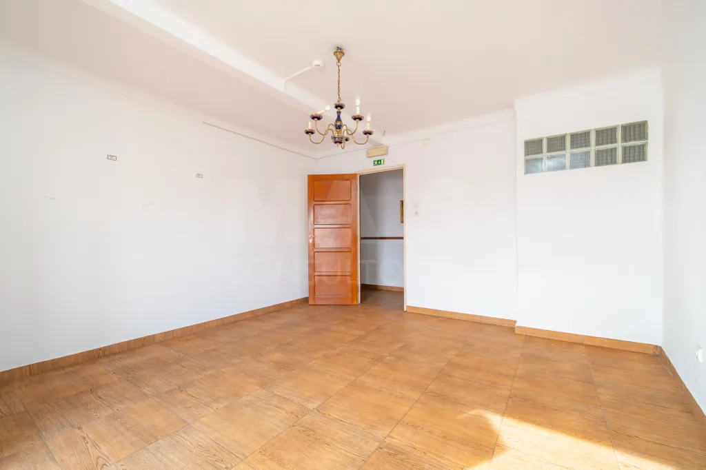 4-Bedroom House with Garage in Marinhais