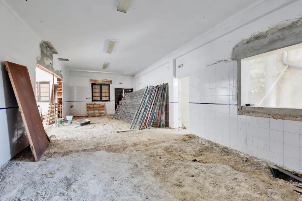 Prédio com projeto aprovado para 8 apartamentos em Peniche