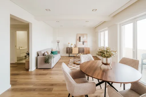 T3 Remodelado em Benfica | Varanda | Home Staging Incluído