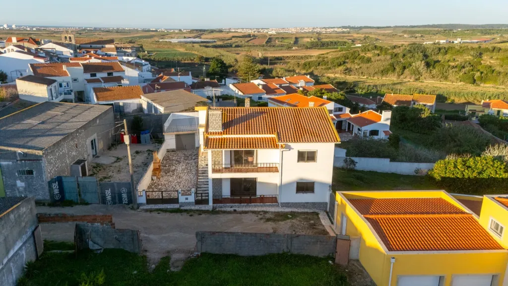 Moradia com  2 apartamentos T3 com garagem, logradouro e terreno em Atouguia da Baleia- Peniche