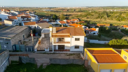Moradia com  2 apartamentos T3 com garagem, logradouro e terreno em Atouguia da Baleia- Peniche