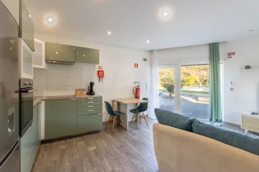 Propriedade com 3 apartamentos e piscina em Óbidos