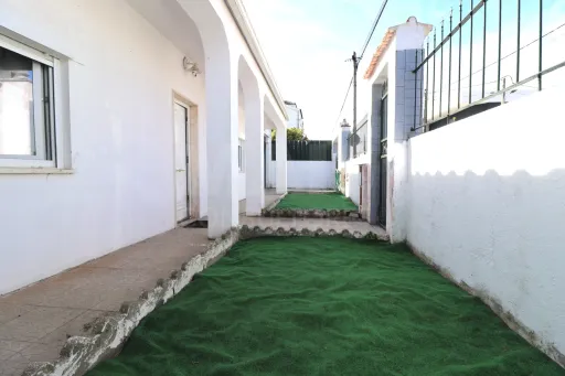 Moradia V2 com garagem e anexos em Fernão Ferro