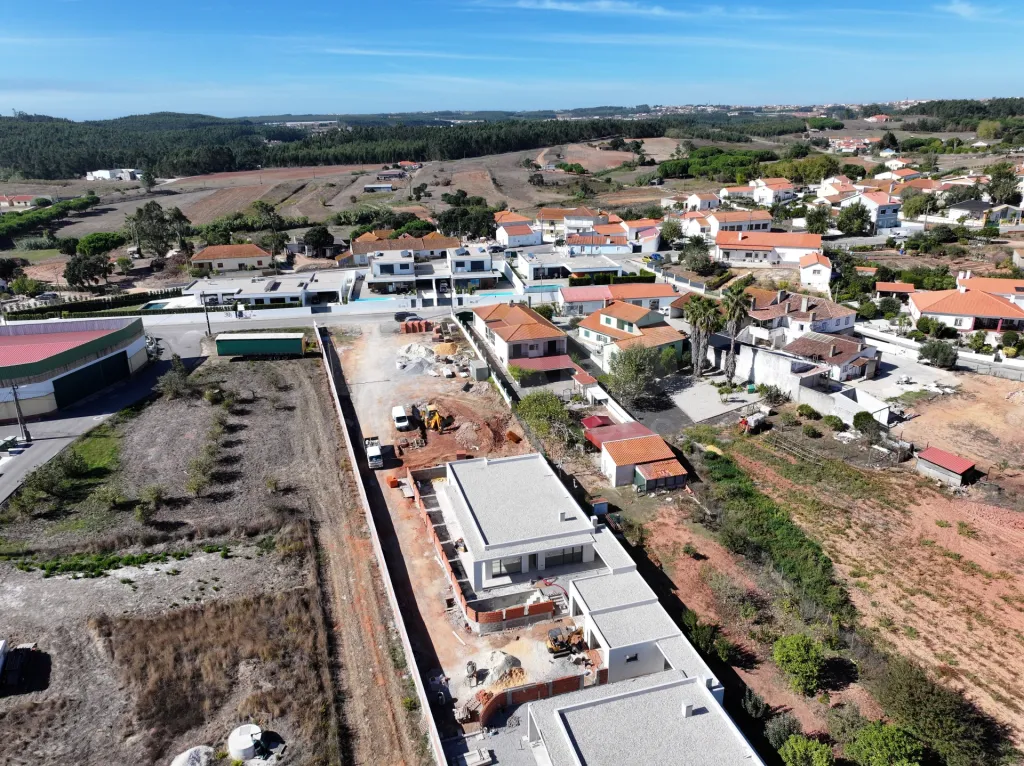 Moradia Térrea T4 com Suite Master, Piscina de Água Salgada, Garagem e Acabamentos Premium !