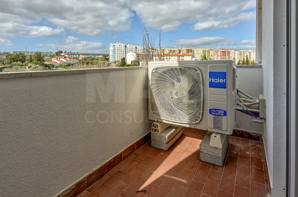 Apartamento T3 totalmente remodelado na Póvoa de Santa Iria com parqueamento