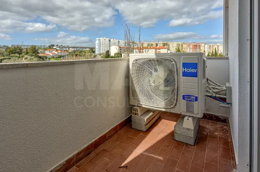 Apartamento T3 totalmente remodelado na Póvoa de Santa Iria com parqueamento