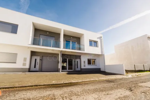 Moradia T3+1 Garagem, Logradouro e Vista Mar