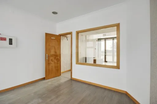 Loja com 2 Pisos no Centro de Peniche — Uma Oportunidade Imperdível!