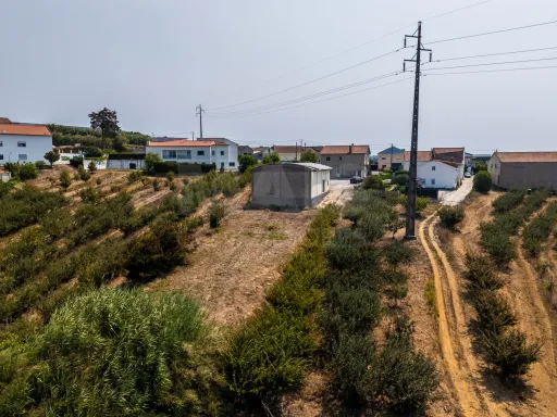 Moradia T5 com Armazém e Terreno na Usseira, Óbidos