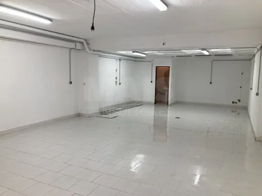 Armazém como novo com 83 m2