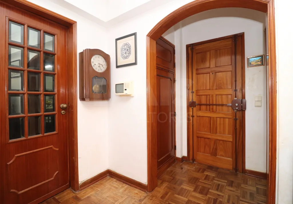 2 bedroom apartments 100 meters from Tapada das Mercês train station